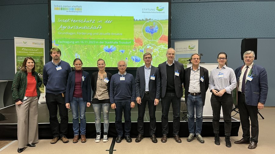 Gruppenbild der Referenten vor Leinwand mit Veranstaltungstitel