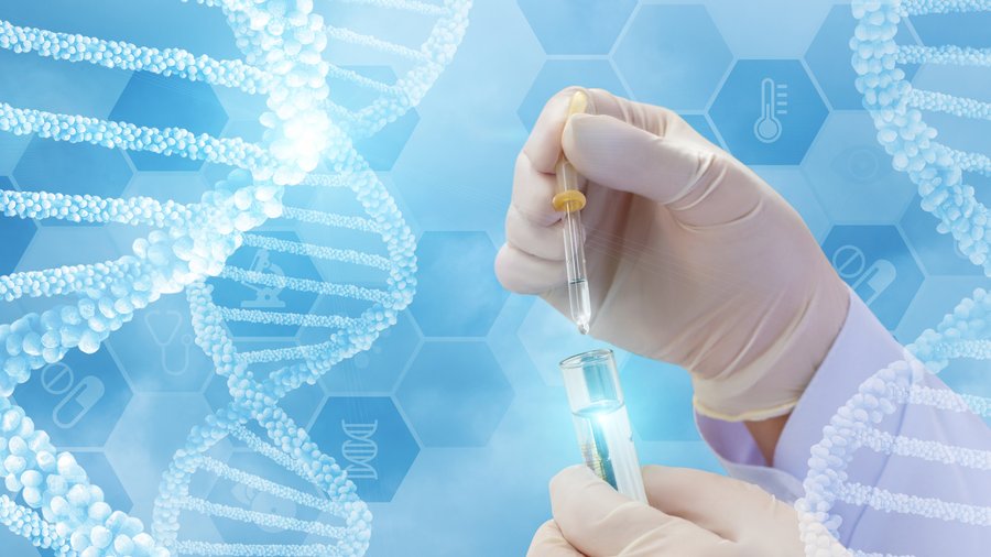 blau weißer Hintergrund mit DNA-Strängen. Hände in Gummihandschuhen halten ein Reagenzglas und eine Pipette.