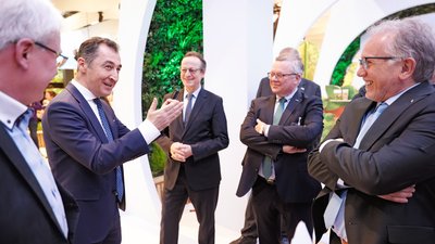 Landwirtschaftsminister Cem Özdemir beim Rundgang mit den Präsidenten der MonViA-Verbundpartner. Thünen, BLE und JKI 