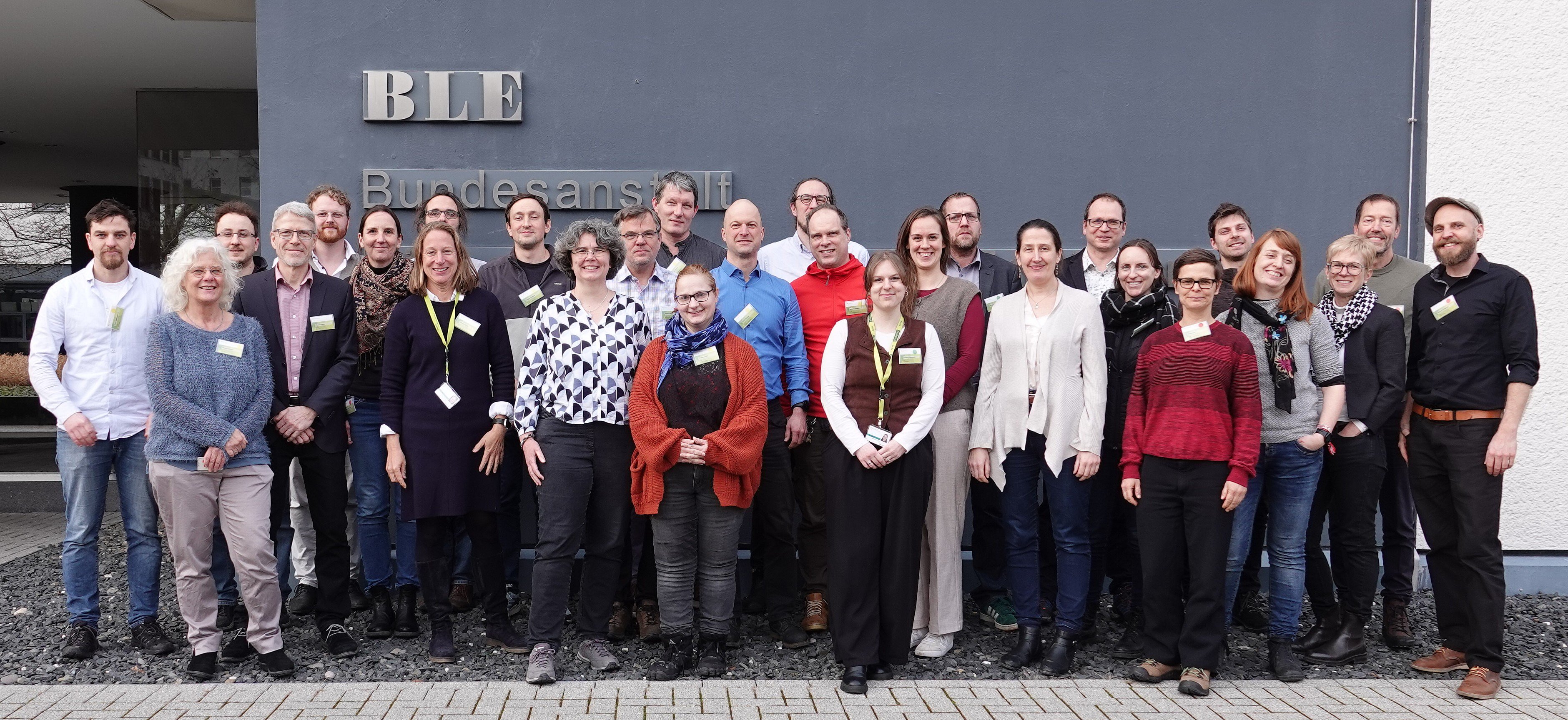 Viele Personen vor dem Schriftzug BLE