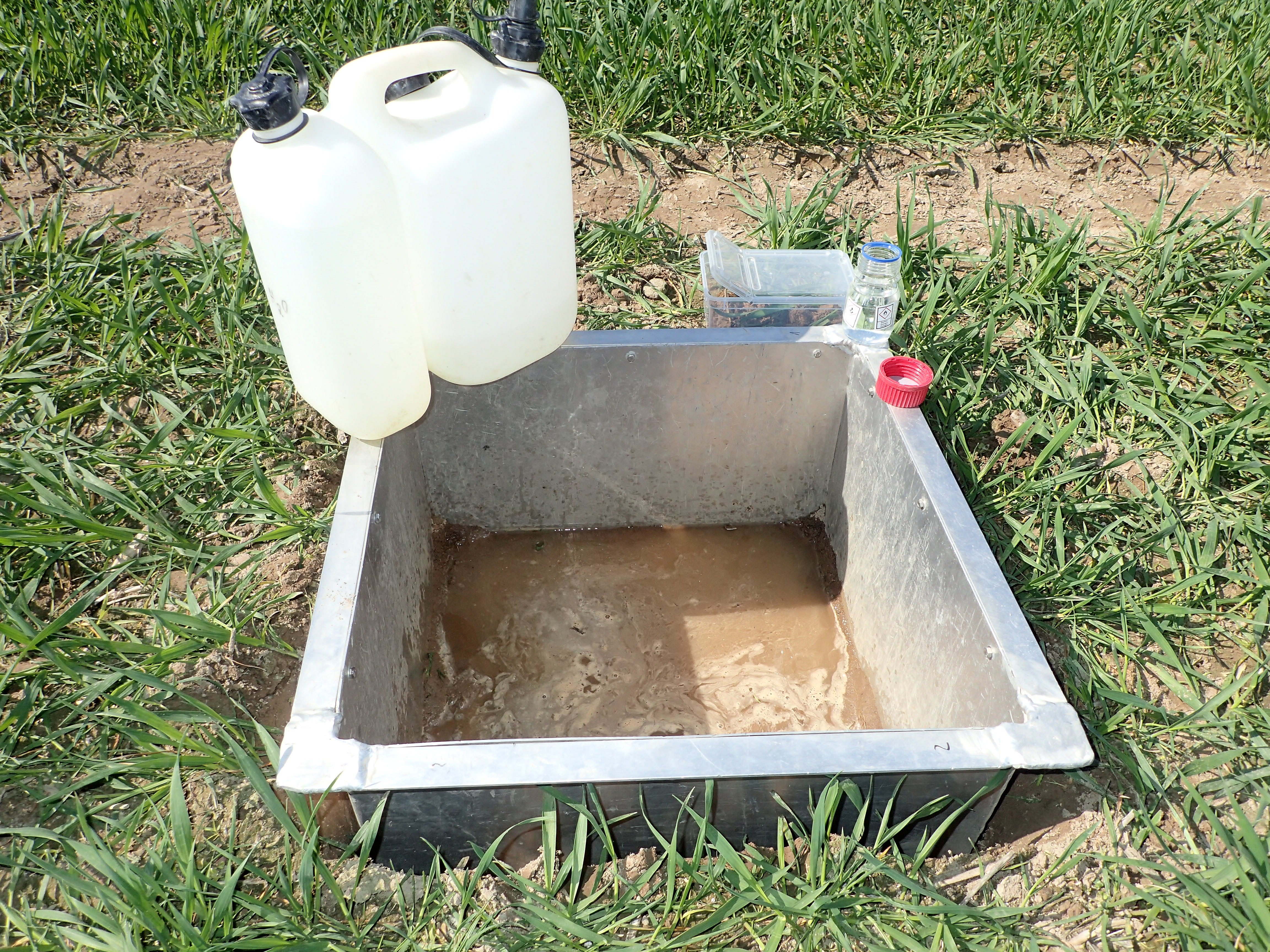 Utensilien eines Regenwurm Austriebs im Feld an Entnahmestelle.