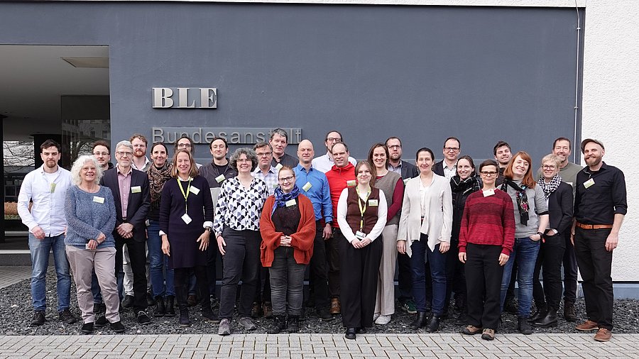 30 persons in front of the building of the BLE