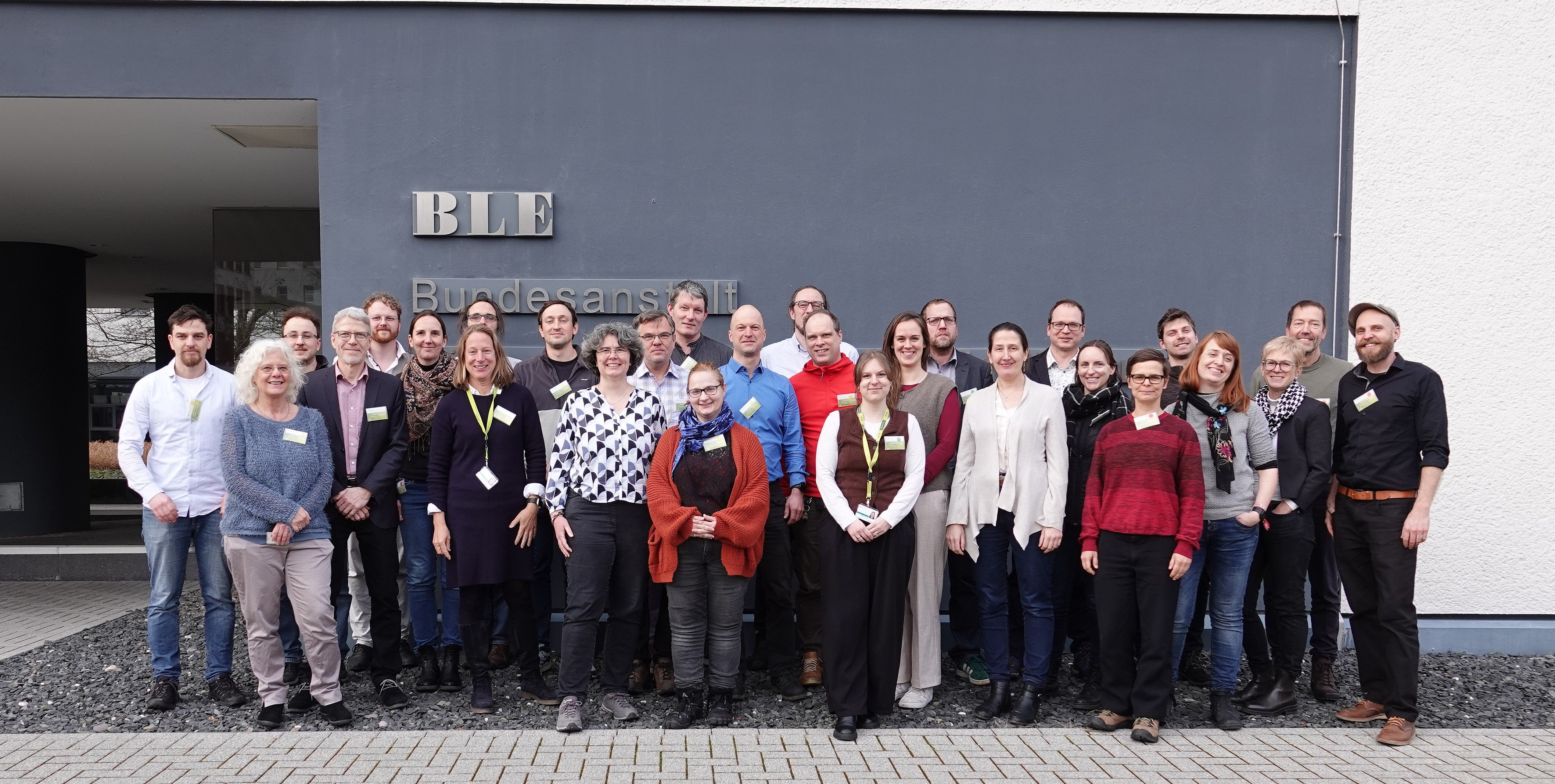 Etwa 30 Personen vor dem Gebäude der BLE