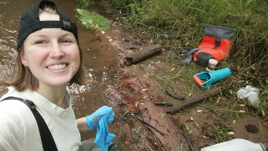 Frau vor Wasser mit Instrumenten