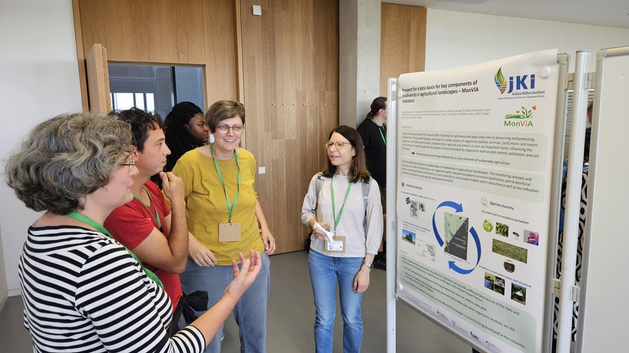 4 Personen vor einer Posterwand