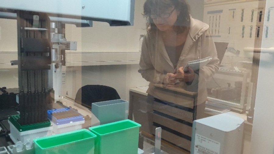 Blick in den Roboter im Hintergrund ein Mensch